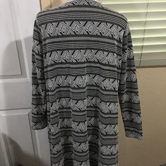 LuLaRoe Sarah noir blanc Aztec duster sweater LARGE - Picture 2 of 5